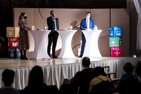 Gemeinsam für mehr Nachhaltigkeit - dafür plädierten (v.l.) Moderatorin Drescher, LH Kompatscher und LR Alfreider beim ersten Info- und Diskussionsabend zur Nachhaltigkeitsstrategie. (Foto: LPA/Tiberio Sorvillo)