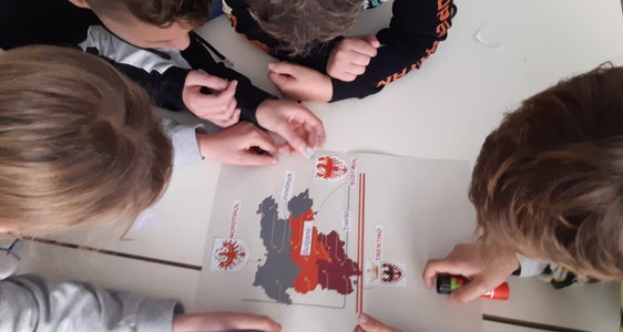Euregio incontra la scola (Euregio se anconta cun la scola) tl Trentin: quiz y ativiteies de juech per la tlasses dala cuarta elementera nchin su ala cuinta scola auta (Foto: Euregio)