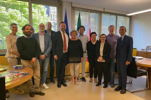 Bei dem Treffen wurde die Bedeutung von Investitionen in lebenslanges Lernen als grundlegendes Instrument für die nachhaltige Entwicklung in Südtirol bekräftigt. Im Bild Vertreterinnen und Vertreter der italienischen Weiterbildungsorganisationen mit dem Landesrat für italienische Bildung und Kultur Marco Galateo (im Zentrum). (Foto: LPA/Agenzie di educazione permanente)