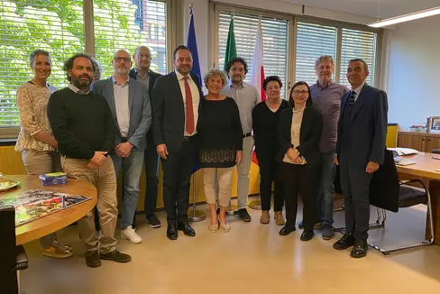 Bei dem Treffen wurde die Bedeutung von Investitionen in lebenslanges Lernen als grundlegendes Instrument für die nachhaltige Entwicklung in Südtirol bekräftigt. Im Bild Vertreterinnen und Vertreter der italienischen Weiterbildungsorganisationen mit dem Landesrat für italienische Bildung und Kultur Marco Galateo (im Zentrum). (Foto: LPA/Agenzie di educazione permanente)