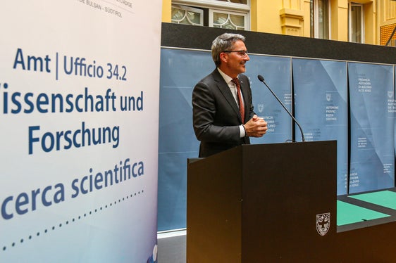 Landeshauptmann Arno Kompatscher unterstützt die Südtiroler Forschungs- und Innovationspolitik und ihr Ziel Akteuren ein arbeitsfähiges Umfeld und Vernetzungsmöglichkeiten bieten zu können. (Foto: LPA/Ingrid Silginer)