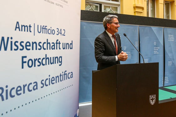 Il presidente della Provincia Arno Kompatscher ha sottolineato l'importanza delle politiche di ricerca e innovazione per l'attrattività dell'Alto Adige (Foto: ASP/Ingrid Silginer)