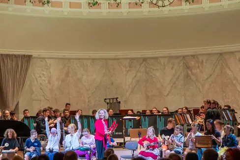 Petra Linecker, Ansprechpartnerin für Inklusion im oberösterreichischen Musikschulwerk, referierte in Meran darüber, wie inklusives Musizieren an Musikschulen gelingt - unterstützt wurde sie dabei von musikbegeisterten Kindern und Jugendlichen. (Foto: LPA/Nathan Chizzali)