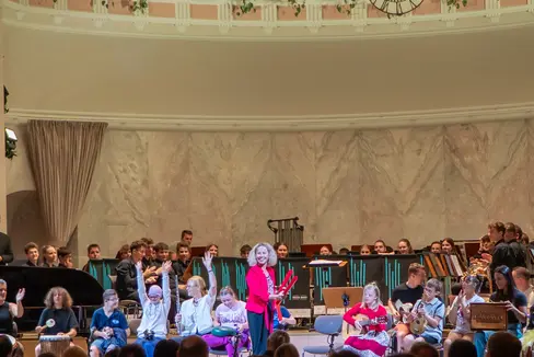 Petra Linecker, Ansprechpartnerin für Inklusion im oberösterreichischen Musikschulwerk, referierte in Meran darüber, wie inklusives Musizieren an Musikschulen gelingt - unterstützt wurde sie dabei von musikbegeisterten Kindern und Jugendlichen. (Foto: LPA/Nathan Chizzali)