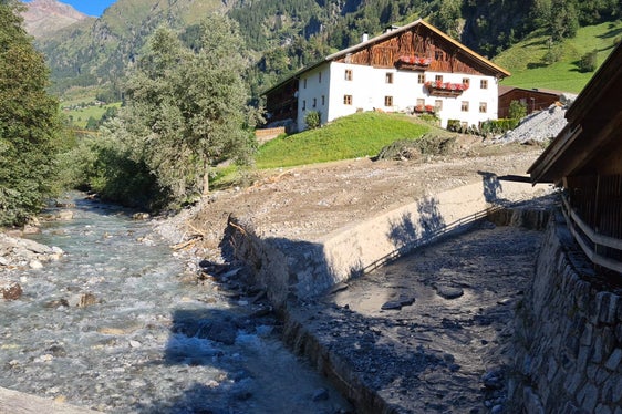 Die Wildbachverbauung hat das Bachbett des Kogbaches in St. Anton in Innerpflersch (im Bild rechts, bei seiner Mündung in den Pflerscherbach) vom am 5. August angeschwemmten Material geräumt. (Foto: LPA/Landesamt für Wildbach- und Lawinenverbauung Nord in der Agentur für Bevölkerungsschutz)