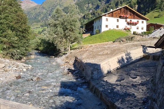 Die Wildbachverbauung hat das Bachbett des Kogbaches in St. Anton in Innerpflersch (im Bild rechts, bei seiner Mündung in den Pflerscherbach) vom am 5. August angeschwemmten Material geräumt. (Foto: LPA/Landesamt für Wildbach- und Lawinenverbauung Nord in der Agentur für Bevölkerungsschutz)