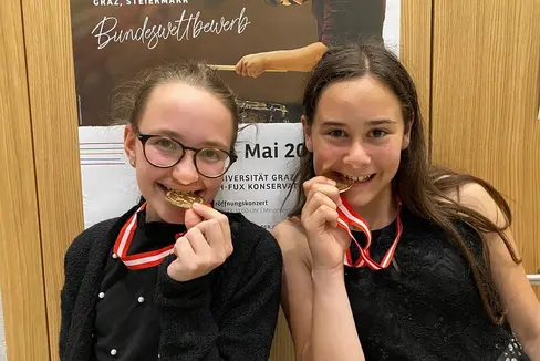 Le giovani suonatrici di cetra Maria Dorfmann e Greta Schacher (Scuola musicale Chiusa/Siusi) sono felici del loro successo al concorso nazionale di Graz (Foto: ASP/Reinhilde Gamper)