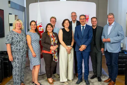 Un confronto a 360 gradi tra Alto Adige e Schleswig-Holstein. Nella foto la delegazione dello stato tedesco guidata dalla presidente del Parlamento, Kristina Herbst (nella foto la quinta da sinistra), posa con il presidente altoatesino Arno Kompatscher (nella foto il terzo da destra) (Foto: ASP/Fabio Bruccuerli)