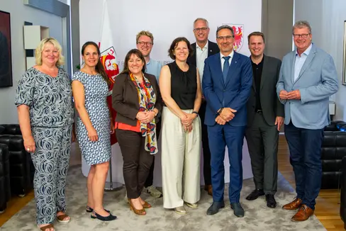 Un confronto a 360 gradi tra Alto Adige e Schleswig-Holstein. Nella foto la delegazione dello stato tedesco guidata dalla presidente del Parlamento, Kristina Herbst (nella foto la quinta da sinistra), posa con il presidente altoatesino Arno Kompatscher (nella foto il terzo da destra) (Foto: ASP/Fabio Bruccuerli)