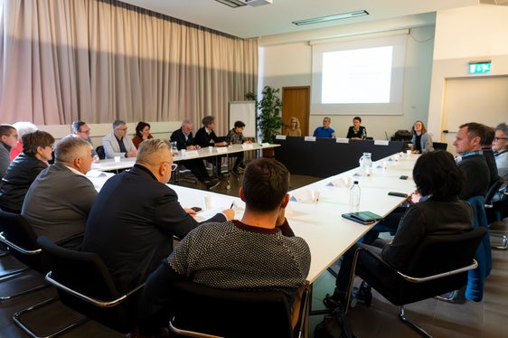 La Commissione provinciale Territorio e Paesaggio e i primi cittadini dei Comuni altoatesini del Parco Nazionale dello Stelvio nel corso della seduta svoltasi oggi a Bolzano. (Foto: ASP/Monika Pichler)
