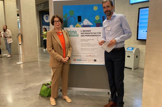 Gertrud Verdorfer, direttrice della Ripartizione pedagogica Direzione istruzione e formazione tedesca, e Michael Gaidoschik, professore di didattica della matematica presso la Facoltà di scienze della formazione della Libera Università di Bolzano. (Foto: ASP/Direzione istruzione e formazione tedesca/Anna Uhl)