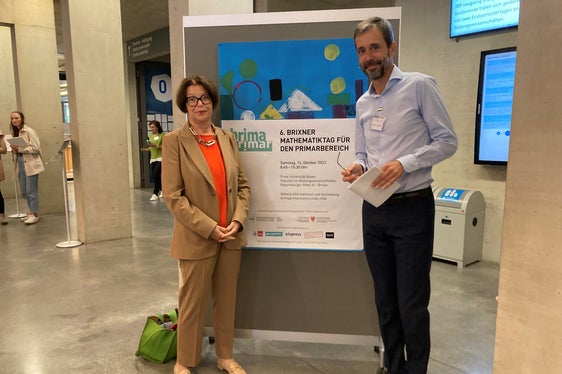 Gertrud Verdorfer, direttrice della Ripartizione pedagogica Direzione istruzione e formazione tedesca, e Michael Gaidoschik, professore di didattica della matematica presso la Facoltà di scienze della formazione della Libera Università di Bolzano. (Foto: ASP/Direzione istruzione e formazione tedesca/Anna Uhl)