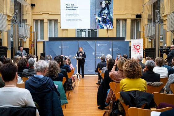 “È giunto il momento non solo di richiedere questi cambiamenti, ma anche di attuarli, se necessario anche attraverso la soppressione dei contributi pubblici, se continua a prevalere l'idea che ‘avremmo assunto una donna, ma non ne abbiamo trovata una’”, ha affermato Ulrike Oberhammer, presidente della Commissione provinciale per le pari opportunità per le donne. (Foto: USP/Fabio Brucculeri)