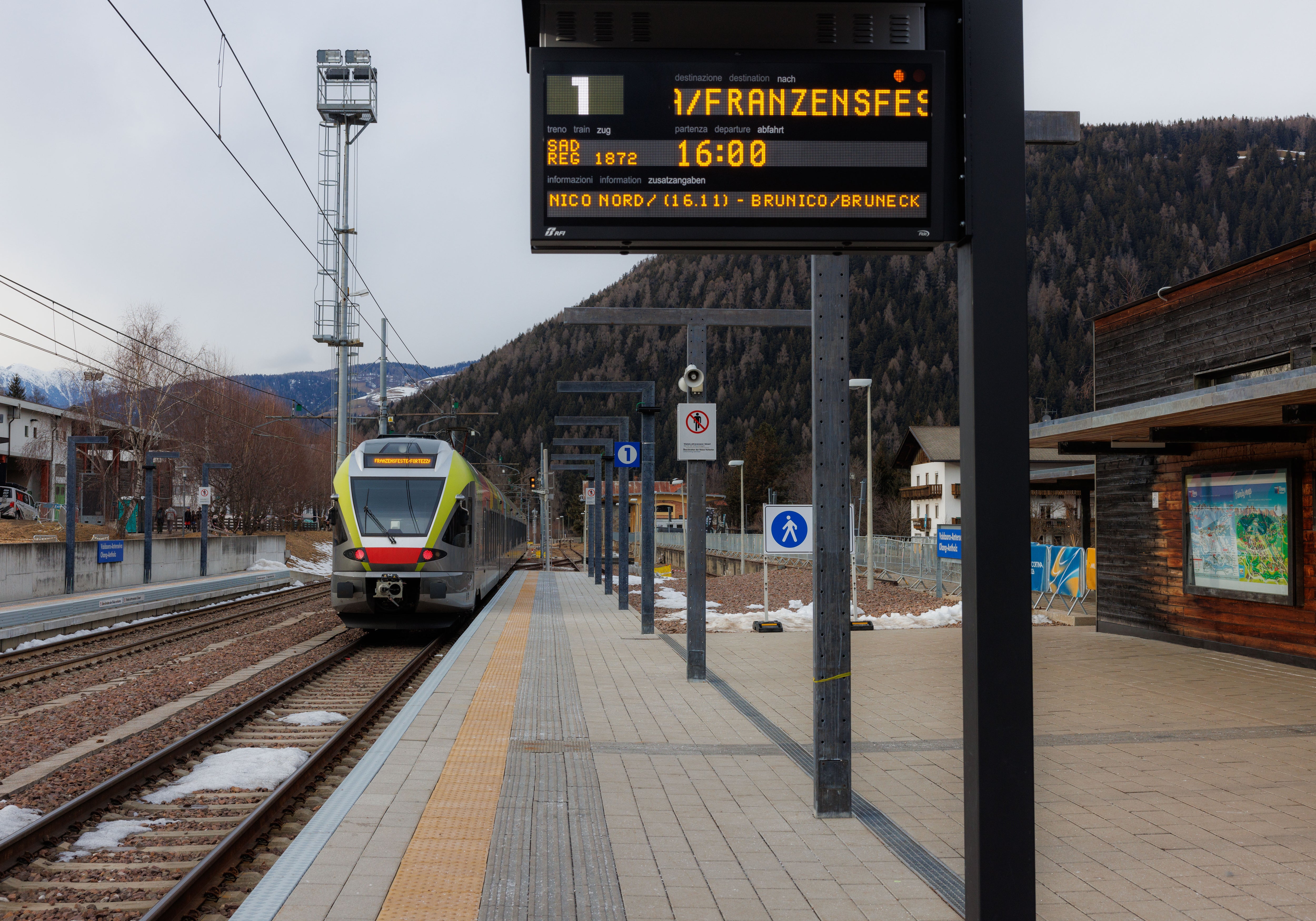Die Pustertalbahn hat sich als Zubringer für die Zuschauerinnen und Zuschauer der Olympischen Bewerbe in Antholz bereits in der ersten Woche bewährt. (Foto: LPA/Ivan Brentegani)