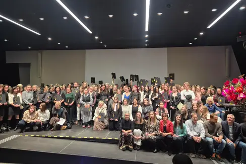 244 Absolventinnen und Absolventen der Landesfachschule für Sozialberufe Hannah Arendt haben am 27. November im Auditorium des NOI Techparks ihre Abschlussdiplome erhalten. (Foto: LPA/Landesfachschule für Sozialberufe Hannah Arendt)