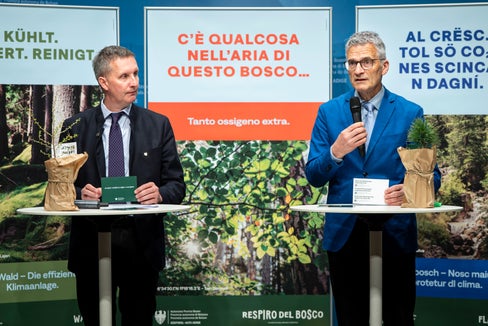 Kampagne Waldatem - respiro del bosco - fla dl bosch vorgestellt: Forstwirtschaftslandesrat Luis Walcher (links) und der Direktor der Landesabteilung Forstdienst Günther Unterthiner. (Foto: LPA/Fabio Brucculeri)