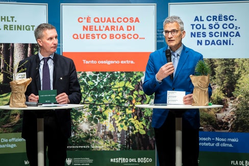 Kampagne Waldatem - respiro del bosco - fla dl bosch vorgestellt: Forstwirtschaftslandesrat Luis Walcher (links) und der Direktor der Landesabteilung Forstdienst Günther Unterthiner. (Foto: LPA/Fabio Brucculeri)