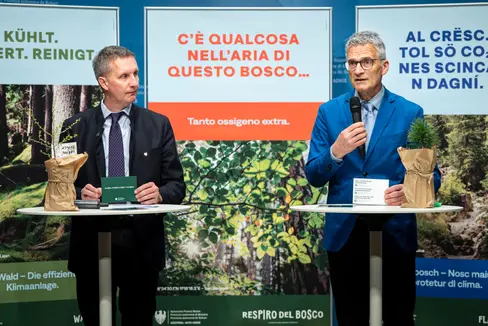 Presentata la campagna respiro del bosco - fla dl bosch. L'assessore provinciale alle Foreste Luis Walcher (a sinistra) e il direttore della Ripartizione provinciale Servizio forestale Günther Unterthiner. (Foto: USP/Fabio Brucculeri)