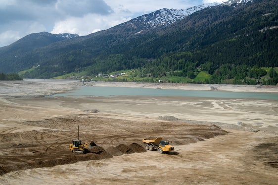 In Graun im Vinschgau wird derzeit ein Damm für die neue Straße mit einem Volumen von rund 2.585.000 Kubikmetern aufgeschüttet. Das dafür benötigte Material kommt direkt aus dem Stausee. (Foto: LPA/Andrea Pozza)