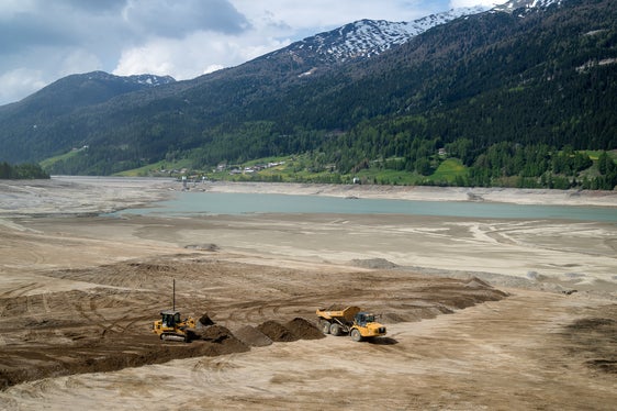 Il riempimento dell'argine lungo il lago di Resia per lo spostamento della strada statale è in pieno svolgimento e sarà presto completato. (Foto: ASP/Andrea Pozza)