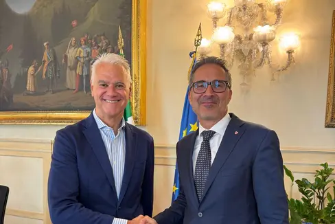 La stretta di mano tra il ministro per la Pubblica amministrazione, Paolo Zangrillo, e il presidente della Provincia autonoma di Bolzano, Arno Kompatscher, al termine del cordiale incontro del 2 settembre, a Roma. (Foto: USP)