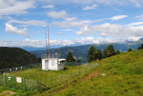 Die anhaltende Rekordhitze samt Sonneneinstrahlung hat am gestrigen Mittwoch (20. Juli) zur Überschreitung der Ozon-Informationsschwelle in Leifers und am Ritten geführt. Im Bild die Messstation am Ritten (Foto: LPA/Umweltagentur)