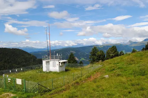 Die anhaltende Rekordhitze samt Sonneneinstrahlung hat am gestrigen Mittwoch (20. Juli) zur Überschreitung der Ozon-Informationsschwelle in Leifers und am Ritten geführt. Im Bild die Messstation am Ritten (Foto: LPA/Umweltagentur)
