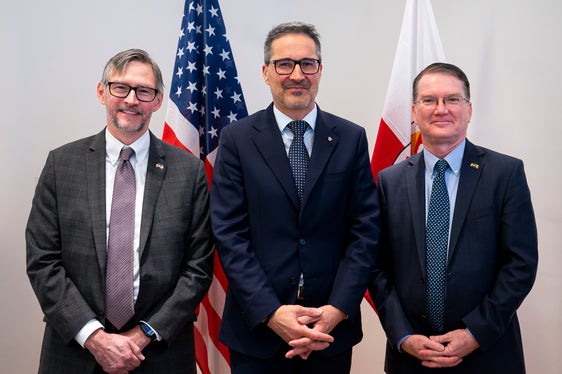 Der Generalkonsul der USA in Mailand, Douglass Benning (von links), Landeshauptmann Arno Kompatscher und der Geschäftsträger der US-Botschaft, Shawn Crowley, trafen sich im Palais Widmann. (Foto: USP/Fabio Brucculeri).