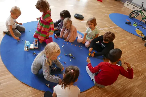 Praticare la mobilità sostenibile in modo ludico: subito dopo la presentazione della valigia della mobilità, i bambini della scuola Materna San Giovanni hanno cominciato ad utilizzare il kit (Foto: STA/Elisa Zambiasi)