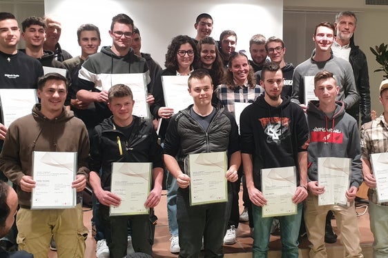 Diplomverleihung am Berufsbildungszentrum Luis Zuegg in Meran; im Bild die Tischlergesellen mit Fachlehrer Maximilian Prunner und Vizedirektor Bernhard-Eduard Ploner. (Foto: LPA/Berufsbildungszentrum Meran)