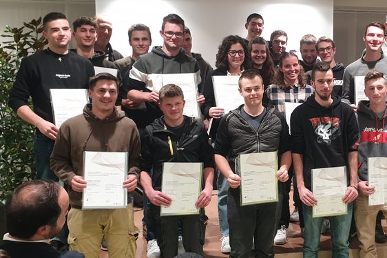 Diplomverleihung am Berufsbildungszentrum Luis Zuegg in Meran; im Bild die Tischlergesellen mit Fachlehrer Maximilian Prunner und Vizedirektor Bernhard-Eduard Ploner. (Foto: LPA/Berufsbildungszentrum Meran)