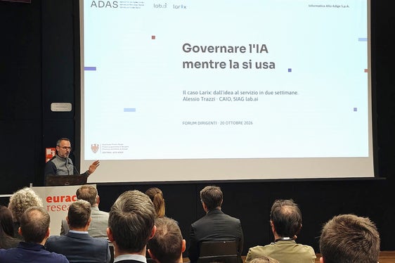 „Wir wollten zeigen, dass eine öffentliche Verwaltung generative künstliche Intelligenz einsetzen kann, ohne die Kontrolle darüber zu verlieren und ohne jahrelange Vorlaufzeiten“, schilderte Alessio Trazzi Chief AI Officer der Südtiroler Informatik AG. (Foto: LPA/Ursula Pirchstaller)