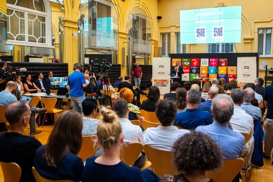 Ein voller Saal bei der Vorstellung des Klimaplans Südtirol 2040 beweist, dass das Bewusstsein dafür steigt, dass es an der Zeit ist, einen gesellschaftlichen Wandel hin zur Klimaneutralität zu vollziehen. (Foto: LPA/Fabio Brucculeri)