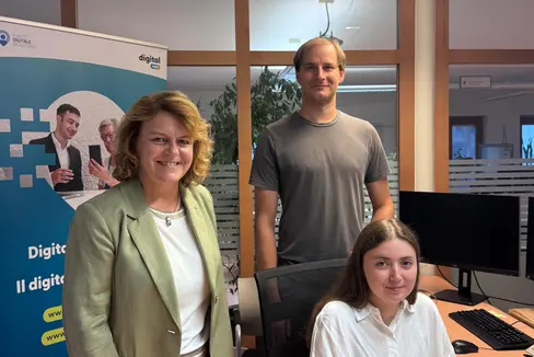 Anlaufstellen, wie die Digipoints (im Bild jener in St. Martin in Passeier), bieten wichtige Unterstützung auch für Seniorinnen und Senioren und können damit die Scheu vor der digitalen Welt abbauen (von links): Landesrätin Rosmarie Pamer, Bürgermeister Dominik Alber und Digi Point-Mitarbeiterin Alina Platter. (Foto: LPA/Ressort Sozialer Zusammenhalt, Familie, Senioren, Genossenschaften und Ehrenamt)