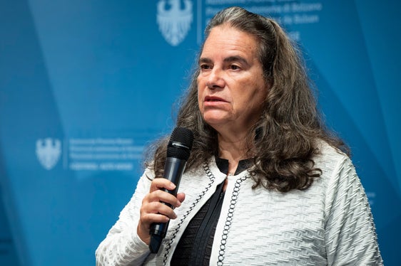 Arianna Villotti, die Direktorin des Amtes für Brandverhütung, betonte: Sicherheit beginnt bei der richtigen Planung und Installation. Auch wenn es sich um einen privaten Stellplatz handelt, müssen die Gegebenheiten der gesamten Garage berücksichtigt und die Brandschutzbestimmungen eingehalten werden. (Foto: LPA/Fabio Brucculeri)