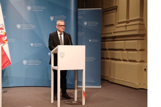 Mit dem Start der Arbeiten machen wir einen wichtigen Schritt für mehr Sicherheit und klare gesetzliche Standards. Kultur braucht verlässliche Investitionen, deshalb stärken wir dieses wichtige Museum gezielt, erklärt der Landesrat für Hochbau, Valorisierung des Vermögens, Grundbuch und Kataster, Christian Bianchi. (Foto: LPA)