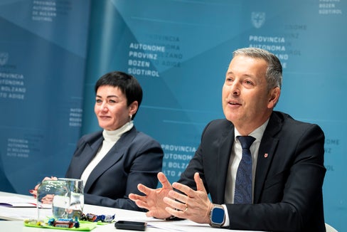 Il 21 novembre, l'assessora provinciale all'Edilizia abitativa Ulli Mair e l'assessore provinciale allo Sviluppo del territorio Peter Brunner hanno compiuto un ulteriore passo avanti per alleggerire il mercato degli affitti in Alto Adige. (Foto: USP/Fabio Brucculeri)
