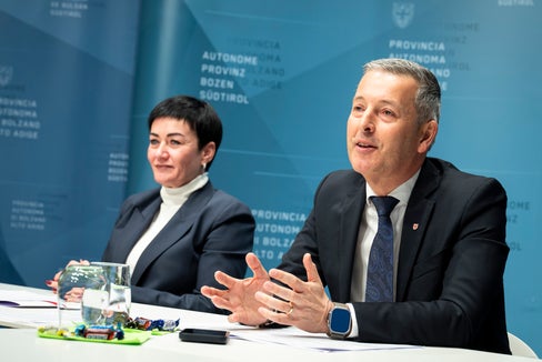 Wohn-Landesrätin Ulli Mair und Peter Brunner, der Landesrat für Raumordnung, haben am 21. November in der Landesregierung einen weiteren Schritt gesetzt, um den Südtiroler Mietmarkt zu entspannen. (Foto: LPA/Fabio Brucculeri)