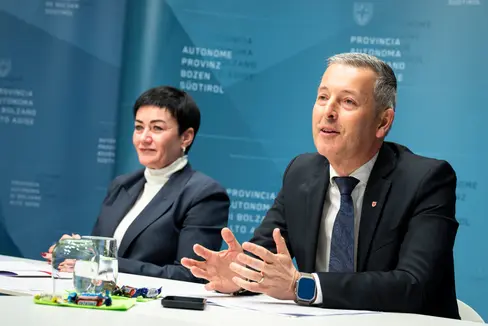 Wohn-Landesrätin Ulli Mair und Peter Brunner, der Landesrat für Raumordnung, haben am 21. November in der Landesregierung einen weiteren Schritt gesetzt, um den Südtiroler Mietmarkt zu entspannen. (Foto: LPA/Fabio Brucculeri)