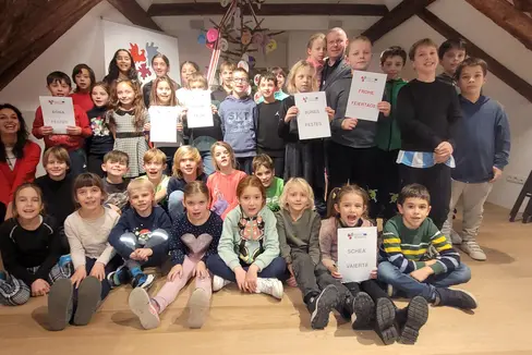 Foto di gruppo dei bambini che hanno partecipato al workshop natalizio assieme a Valentina Stecchi e al segretario generale dell'Euregio, Christoph von Ach. (Foto: Euregio/Armin Gluderer)