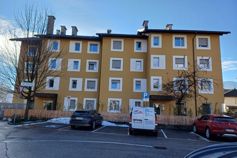 Anche questo edificio residenziale dell'Istituto per l'Edilizia Sociale (IPES) di Brunico ha beneficiato dei fondi PNRR: il denaro è stato utilizzato per effettuare una ristrutturazione energetica soft che migliora la qualità dell'edificio e riduce i costi energetici. (Foto: USP/Ufficio Programmazione dell'edilizia agevolata)