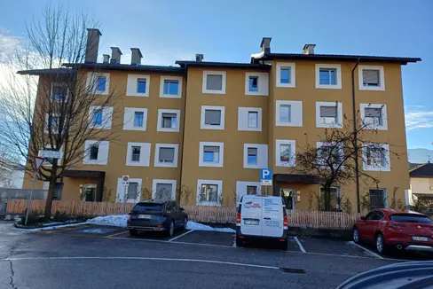 Auch dieses Wohnhaus des Wohnbauinstituts (WOBI) in Bruneck hat vom PNRR-Fonds profitiert: Mit den Geldmitteln konnte eine sanfte energetische Sanierung durchgeführt werden, die die Qualität des Gebäudes erhöht und die Energiekosten senkt. (Foto: LPA/Amt für Wohnbauprogrammierung)