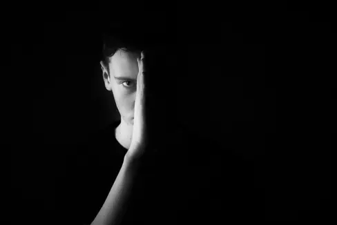 Laut WHO leidet jeder siebte Jugendliche im Alter von 10 bis 19 Jahren an psychischen Störungen. Eine Weiterbildung für ehrenamtlich und hauptamtlich im Sozialwesen Tätige beschäftigt sich mit Fragen, wie Kindern und Jugendlichen mit Suizidgedanken und Depression geholfen werden kann. (Foto: Pixabay)