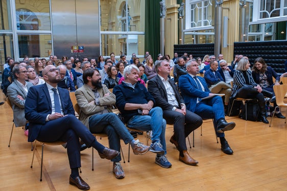 Rund 80 Führungskräfte des Landes Südtirol tauschten sich beim ersten Führungskräfte-Forum über einen erfolgreichen und nutzbringenden, aber auch kompetenten, sicheren und verantwortungsvollen Einsatz von KI-Tools aus. (Foto: LPA/Greta Stuefer)