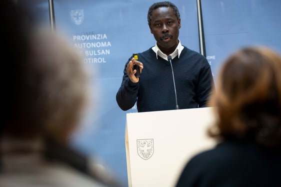 Fernando Biague, esperto dei fenomeni migratori e, tra l’altro, cofondatore del Centro di Ricerca e Formazione sull’Intercultura a Bressanone nel corso della conferenza stampa odierna (Foto: ASP/Fabio Brucculeri)