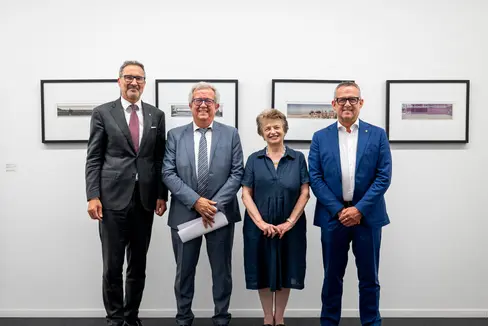 Landeshauptmann Arno Kompatscher, INPS-Regionaldirektor Vittorio Feliciani, INPS-Verwaltungsrätin Luisa Gnecchi und Landesrat Christian Bianchi nach der Unterzeichnung des dritten Loses zur Übernahme von INPS-Liegenschaften durch das Land. (Foto: LPA/Fabio Brucculeri)