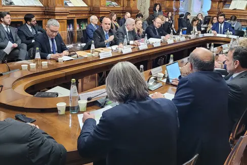 Lo stato di avanzamento dei progetti del PNRR nel settore sanitario e la rendicontazione delle misure sono stati al centro di un incontro tenutosi a Roma tra l'assessore provinciale Hubert Messner, i rappresentanti delle Regioni e delle Province autonome, il ministro della Salute Orazio Schillaci e il ministro per gli Affari europei Tommaso Foti. (Foto: USP/Michael Mayr)