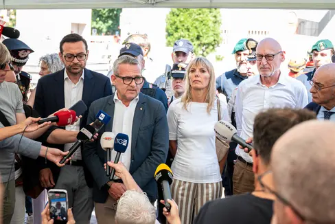 Alle 6.24 di mattina di giovedì 16 luglio è stata segnalato alle Forze dell'Ordine il crollo della parte centrale del Tribunale di Bolzano, avvenuto poco prima. Ciò che conta più di tutto è che nessuna persona sia rimasta coinvolta. Si è trattato di un crollo grave, che ha interessato una parte importante del tribunale, ha dichiarato l’assessore provinciale alle Opere pubbliche e alla Valorizzazione del patrimonio, Christian Bianchi, nel corso di un punto stampa. (Foto: USP/Fabio Brucculeri)