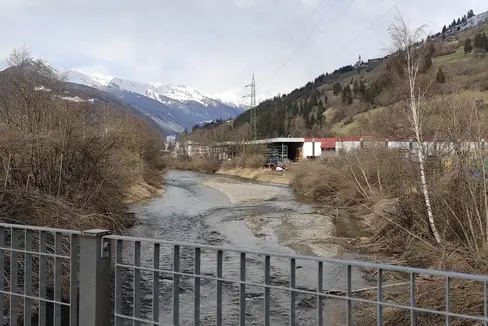 Nel corso di diverse settimane sono state rimosse 30.000 tonnellate di limo e di depositi fluviali e sono state asportate le piante presenti nel letto del torrente tra i vecchi muri di sponda esistenti (Foto: ASP/Ufficio sistemazione bacini montani Nord)
