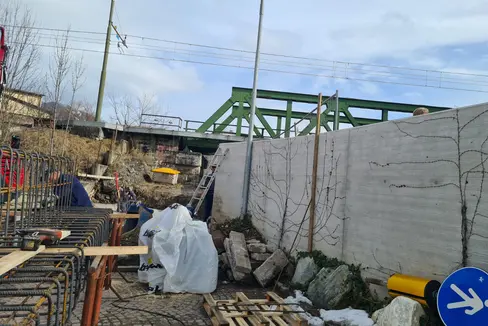 A Stegona gli operai stanno lavorando al completamento del muro di protezione contro le inondazioni del fiume Rienza con l'installazione di un cancello mobile che verrà chiuso in caso di esondazione del tratto fluviale.
(Foto: ASP/Ufficio sistemazione bacini montani Est)